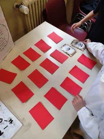 Mani di bambini che giocano con grandi tessere del Memory Mani di bambini che giocano con grandi tessere del Memory