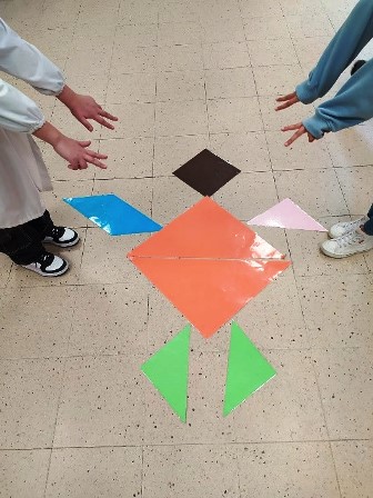 Grandi tessere del Tangram sul pavimento. Grandi tessere del Tangram sul pavimento.