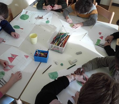 Bambini disegnano i personaggi di un racconto utilizzando forme geometriche Bambini disegnano i personaggi di un racconto utilizzando forme geometriche