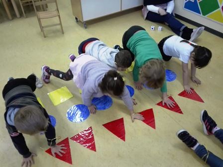 Bambini eseguono un gioco motorio con forme geometriche Bambini eseguono un gioco motorio con forme geometriche