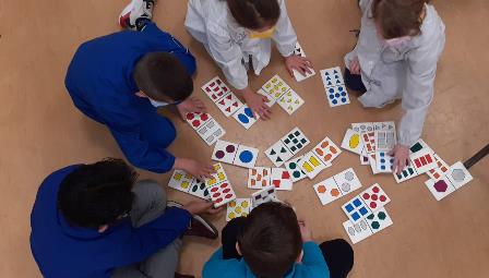 Bambini giocano con tessere del domino