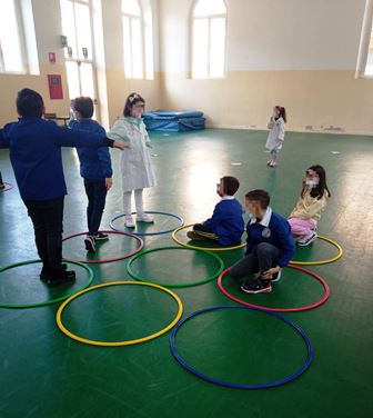 Bambini giocano con i cerchi in palestra Bambini giocano con i cerchi in palestra