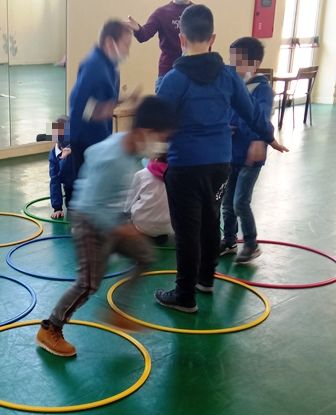 Bambini giocano con i cerchi in palestra Bambini giocano con i cerchi in palestra