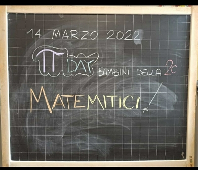 Lavagna con la scritta "14 marzo 2022 _Pi Greco Day" Lavagna con la scritta "14 marzo 2022 _Pi Greco Day"