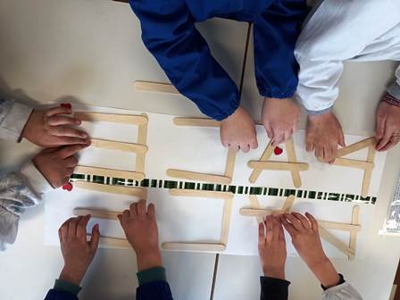 Bambini compongono con pezzi di legno la parola "Pace" Bambini compongono con pezzi di legno la parola "Pace"