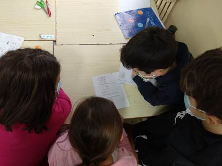 Bambini completano una scheda