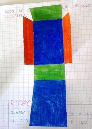 Pagina di quaderno con disegni di solidi
