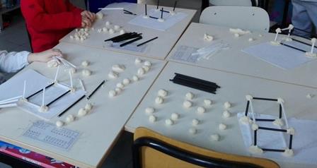 Solidi realizzati con cannucce e plastilina